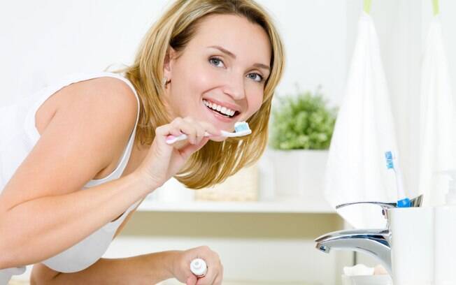 O ideal é que a escova tenha cerdas macias ou extra-macias . Foto: iStock