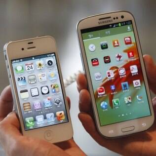 Samsung é acusada de copiar o desenho do Apple iPhone (esq.) no Samsung Galaxy (dir.)