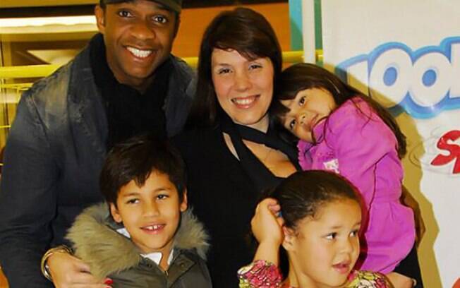 Simony com o marido, Marcelo Batista, e os filhos Ryan, Aysha e Pietra