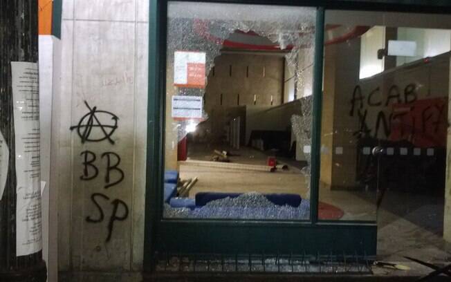 Black blocs depredaram estabelecimentos no centro de São Paulo