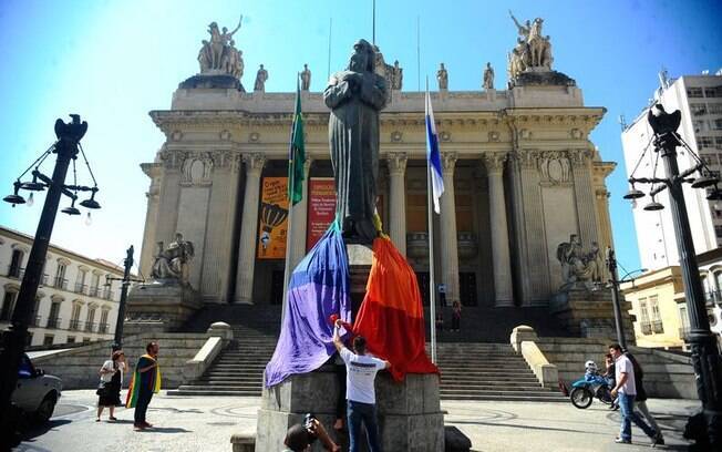 Protesto cobre pés da estátua de Tiradentes diante da Assembléia Legislativa do Rio de Janeiro