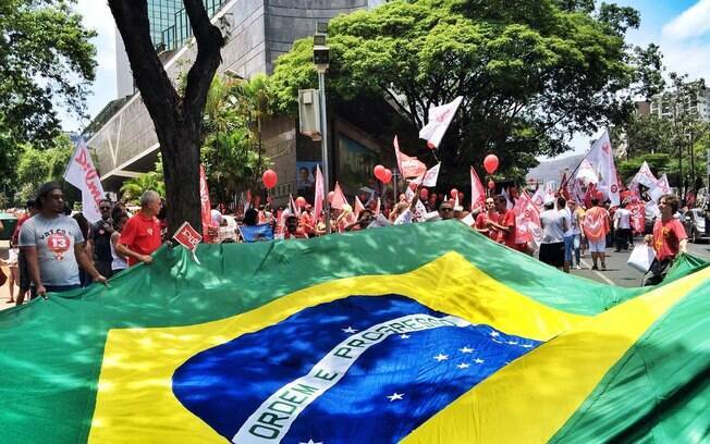 Militantes se reúnem em Belo Horizonte para último ato pró Dilma