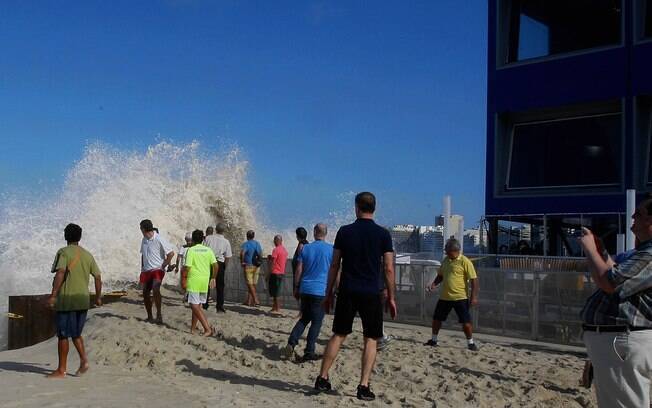 Centro de Transmissão que abrigará imprensa em Copacabana é ameaçado pelas ondas