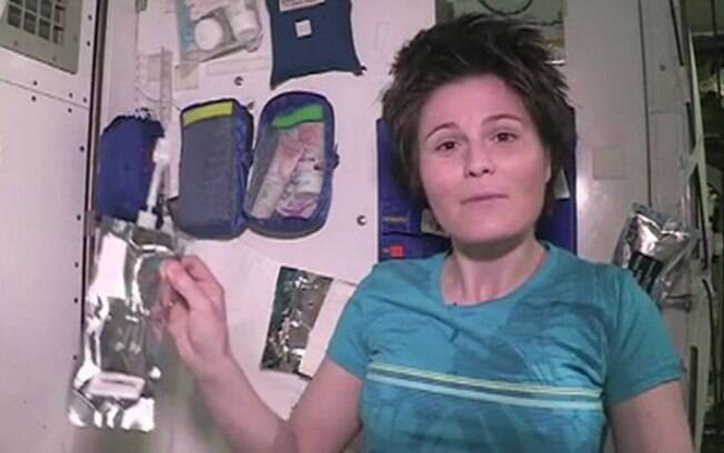 Astronauta italiana Samantha Cristoforetti explica como ela e colegas da Estação Espacial Internacional mantêm higiene pessoal