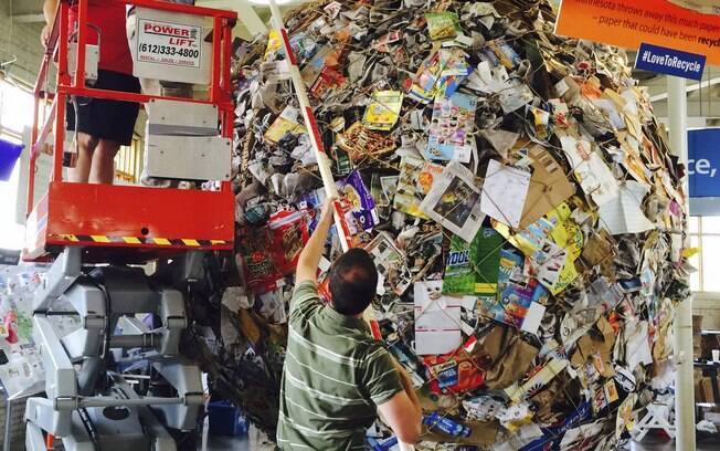 Cidade nos EUA bate recorde com bola de papel gigante