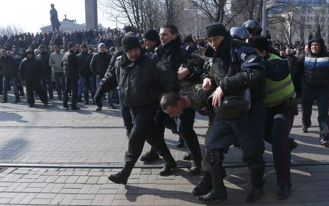 Polícia ucraniana prende manifestante pró-Rússia em Donetsk (09/03/2014)