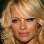 Pamela Anderson com franja jogada de lado e cabelos ondulados . Foto: GettyImages