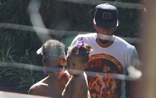 Alicia Keys chega a hotel no Rio acompanhada do marido, o rapper Swizz Beatz, e do filho, Egypt
