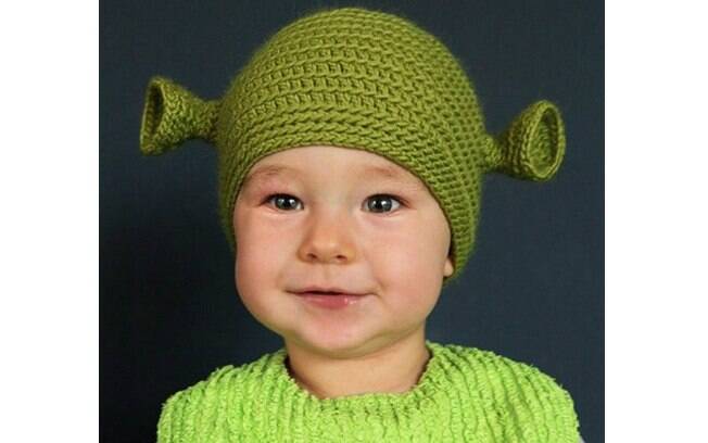 Com uma touquinha verde diferente, a criança está fantasiada de Shrek. Foto: Pinterest/Carol Semrad