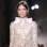 Se a noiva for mais radical, um sobretudo estampado pode deixar o look mais romântico. De Valentino. Foto: Getty Images