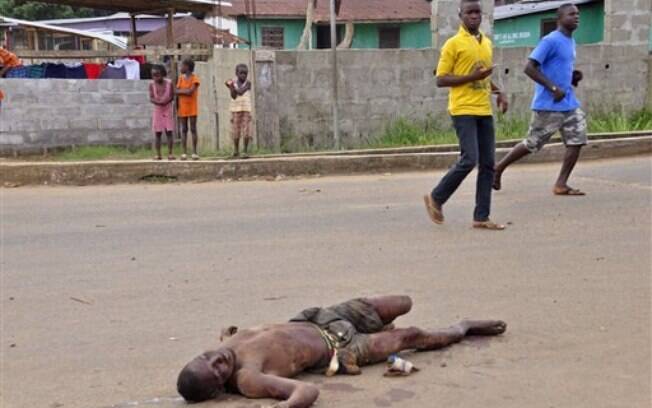 Corpo de homem morto por ebola é abandonado na rua, na Libéria (6/08)