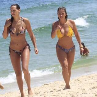 Ex-BBBs Fani Pacheco e Analy curtem tarde na praia