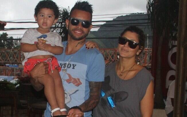 Jogador Dentinho e a mulher, Danielle Souza, com os três filhos, almoçam em churrascaria no Rio