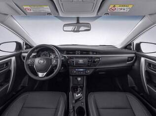 Interior do Toyota Corolla Dynamic é todo em tom escuro, com bancos de couro