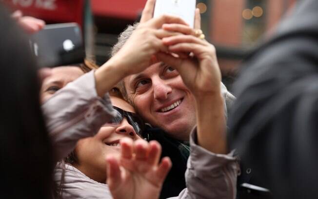 Luciano Huck tira fotos com fãs: coxinha popular. Foto: SplashNews