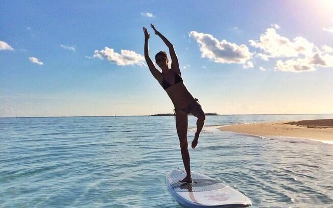 Gisele Bündchen tenta se equilibrar em cima de uma prancha