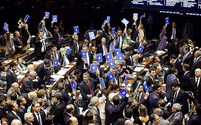 Deputados protestam com réplica de carteira de trabalho durante sessão na Câmara sobre terceirização (22/04/2015)