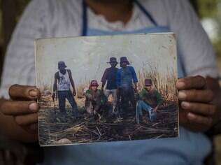 Agricultora mostra foto de seu marido e de colegas afetados pela doença na Nicarágua