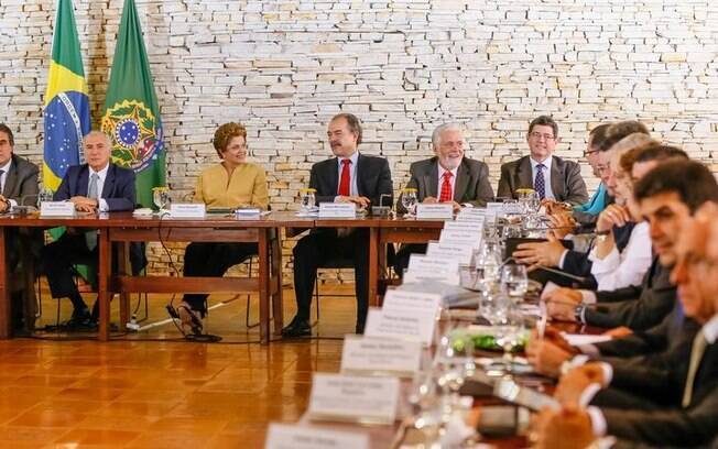 Dilma com seus 39 ministros na abertura da reunião que define as diretrizes do segundo mandato