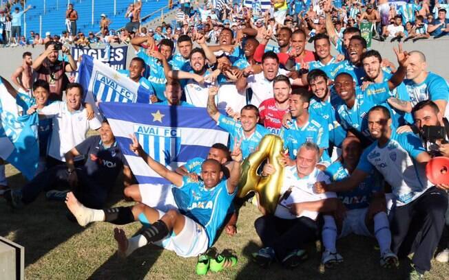 Jogadores do Avaí comemoraram o acesso à Série A junto com os torcedores após a vitória sobre o Londrina por 1 a 0