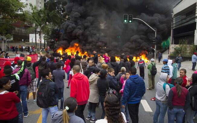 Manifestantes atearam fogo a pneus e bloquearam a Avenida Giovanni Gronchi, zona sul de SP