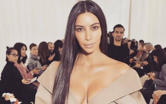 Kim Kardashian sem maquiagem no desfile da Balanciaga, em Paris