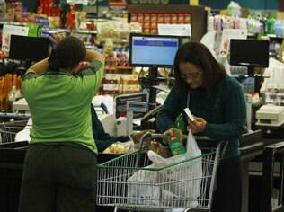 Consumidor paga, em média, R$ 0,08 por cada sacolinha nos supermercados