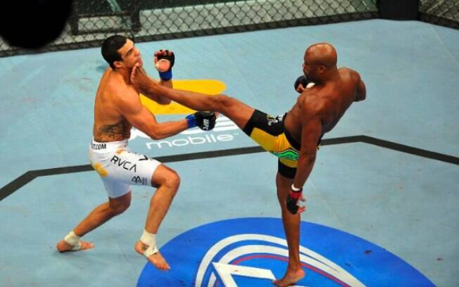 Vitor Belfort foi derrotado pelo então campeão Anderson Silva Vitor Belfort foi derrotado pelo então campeão Anderson Silva