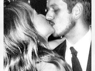 Sabrina Sato e João Vicente de Castro se beijam