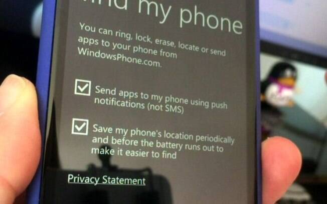 A mesma função de Find My Phone pode ser usada no telefone celular Windows e, novamente, o usuário precisa estar logado na conta com o aparelho celular. Foto: BBC Brasil