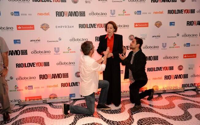 O diretor Carlos Saldanha e ator se ajoelham aos pés de Fernanda Montenegro