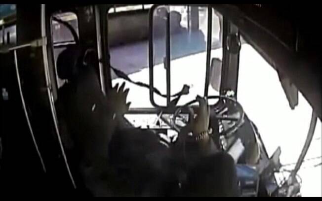 Passageiros de ônibus escapam por pouco de batida com trem nos EUA
