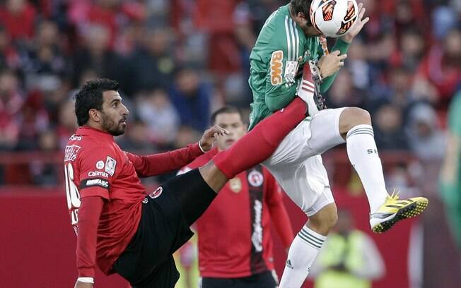 Kleber faz o toque de cabeça em disputa pela bola com jogador do Tijuana