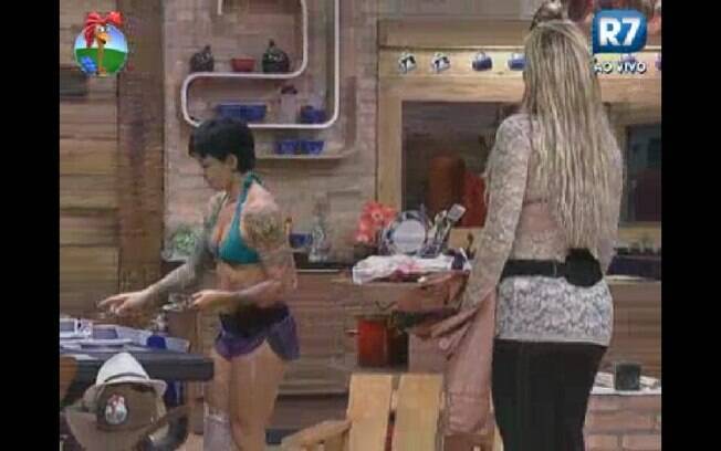 Ângela Bismarchi chega do jantar falando sobre o cardápio para Penélope Nova