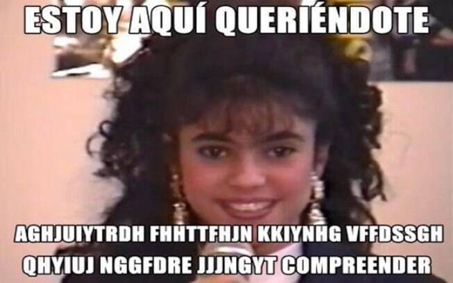 Letra correta: Estoy aquí queriéndote, ahogándome, entre fotos y cuadernos, entre cosas y recuerdos, que no puedo comprender (Estoy Aquí - Shakira)