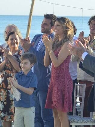 Elenco de 'Flor do Caribe' grava cena do casamento dos personagens Juliano e Natália