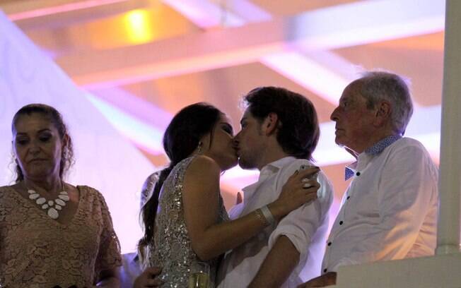 Fernanda Machado beija o namorado no réveillon do Copacabana Palace