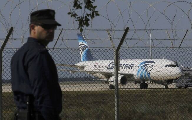 Policial faz a guarda do aeroporto de Lanarca, no Chipre, onde o avião sequestrado pousou