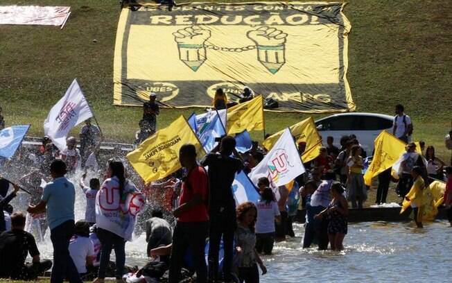 Grupos contra a da PEC da redução da maioridade penal fazem protesto em frente ao Congresso Nacional. Foto: Lula Marques/Agência PT
