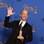 J.K. Simmons posa com o prêmio de melhor ator coadjuvante de cinema por 'Whiplash - Em Busca da Perfeição'. Foto: AP