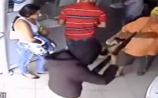 Vítima tem reação inesperada durante assalto a lotérica na Bahia; veja o vídeo