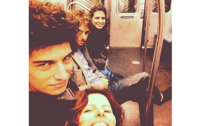Debora Bloch publica foto em metrô