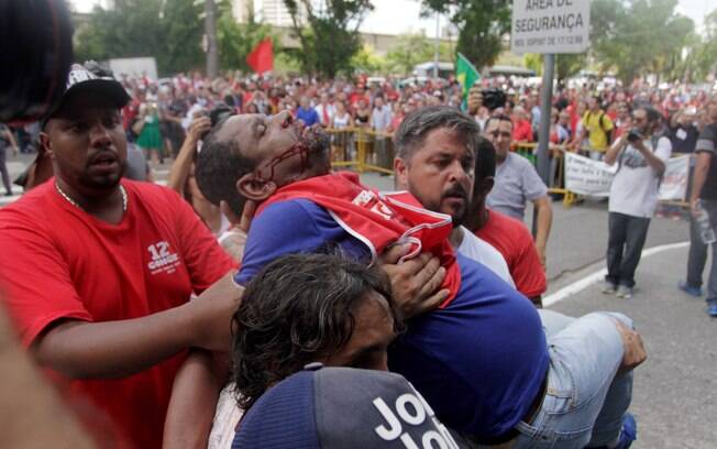 Militante da CUT é socorrido após se envolver em briga com anti-petistas em frente a fórum em SP