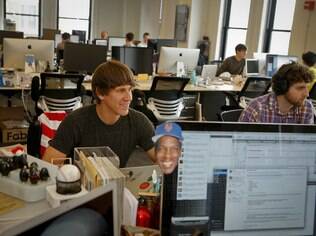 Dennis Crowley (à esq.), na sede do Foursquare