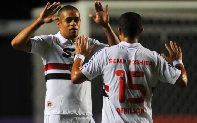 Welliton e Denílson comemoram o gol da vitória do São Paulo sobre o Atlético-MG no Morumbi