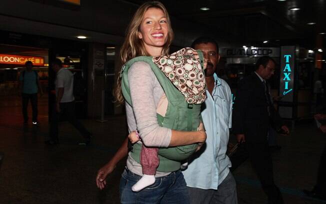Gisele Bündchen desembarcou sorridente nesta terça-feira (10)