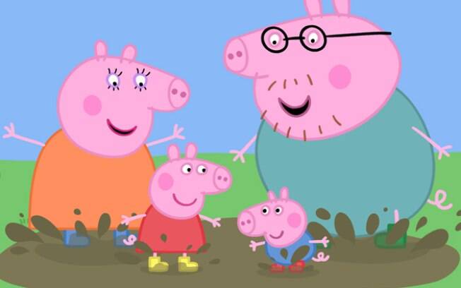 Peppa vive com seus pais, Papai Pig e Mamãe Pig, e seu irmãozinho mais novo, George