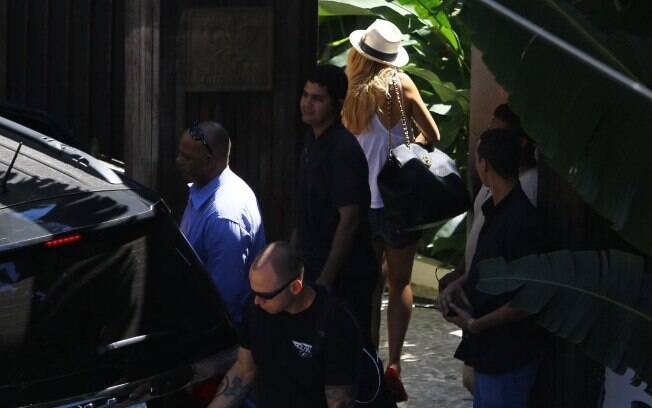 Kate Hudson chega a hotel, no Rio