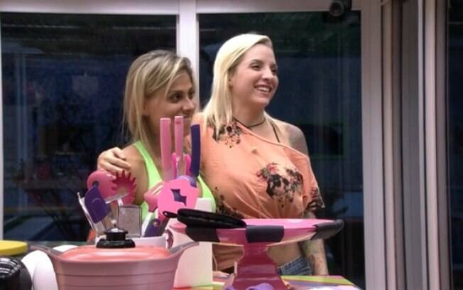 Clara planeja futuro com Vanessa: “Vou te apresentar como minha namorada”