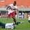 Fernandinho luta contra a marcação palmeirense. Foto: Futura Press
